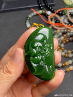 俄七矿碧玉连年有余吊坠